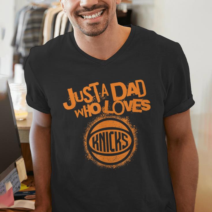 NBA New York Knicks Father's Day Just A Dad Who Loves Men's V-Neck T-Shirt