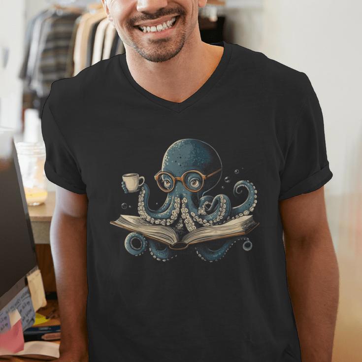 Octopus Reading Book Coffee Book Lover Bookworm Nerd Men's V-Neck T-Shirt