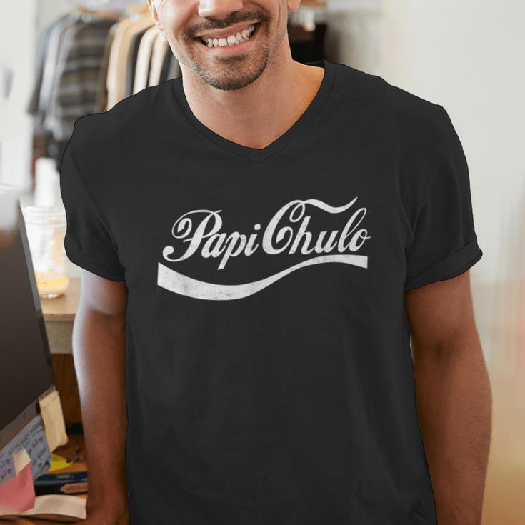 Papi Chulo Mexican Dad Father's Dad Chingon Fathers Day Men's V-Neck T-Shirt