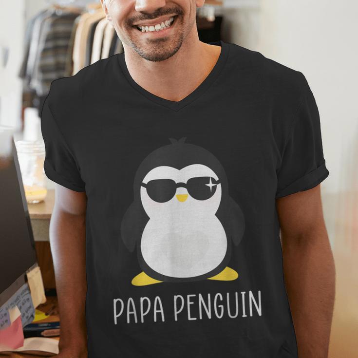 Penguin Papa Father's & Cute Dad Men's V-Neck T-Shirt