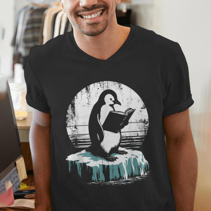 Penguin Reading A Book Vintage Graphic Bookworm Lover Men's V-Neck T-Shirt Penguin Reading A Book Vintage Graphic Bookworm Lover Men's V-Neck T-Shirt