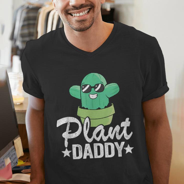 Plant Daddy Cactus Gardener Jokes Grandpa Plant Dad Men's V-Neck T-Shirt