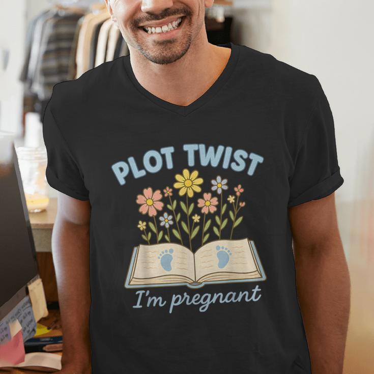 Plot Twist I'm Pregnant Literary Pregnancy Announcement Book Men's V-Neck T-Shirt