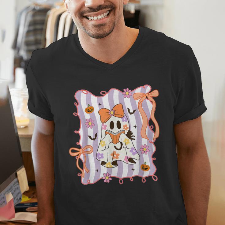 Preppy Coquette Bow Ghost Reading Books Halloween Book Men's V-Neck T-Shirt Preppy Coquette Bow Ghost Reading Books Halloween Book Men's V-Neck T-Shirt