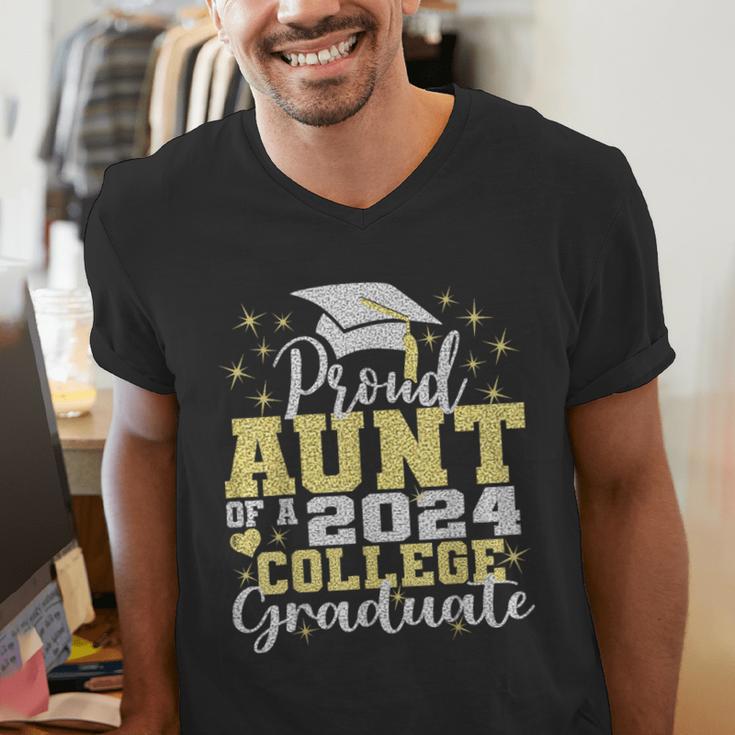 Proud Aunt Of 2024 College Graduate Family 24 Graduation Men's V-Neck T-Shirt