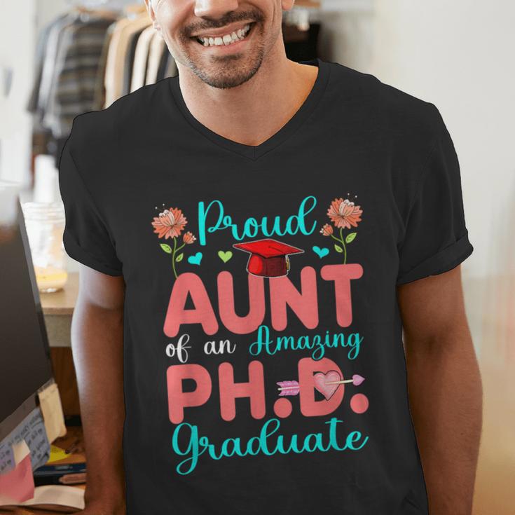 Proud Aunt Of An Amazing PhD Graduate Family Graduation Men's V-Neck T-Shirt