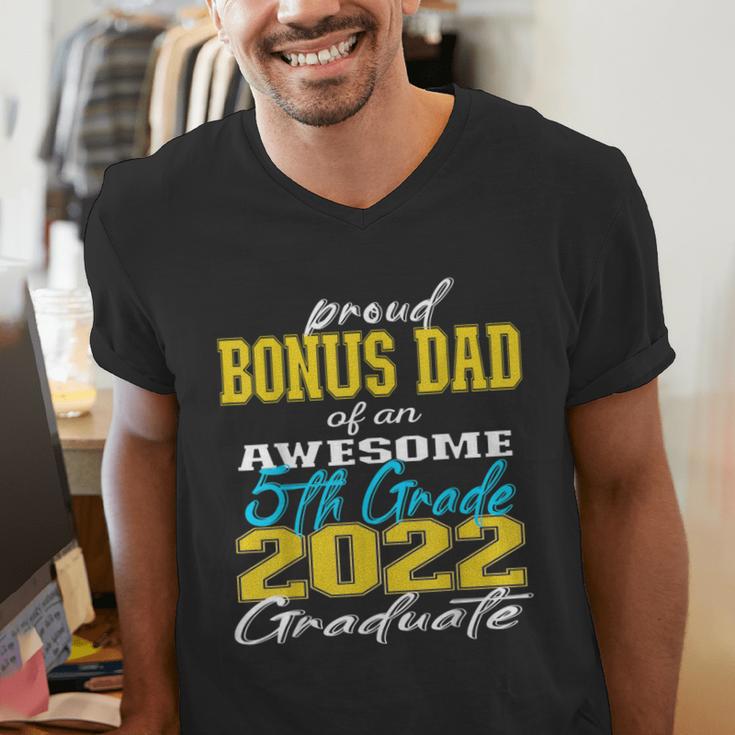 Proud Bonus Dad Of 5th Grade Graduate 2022 Family Graduation Men's V-Neck T-Shirt