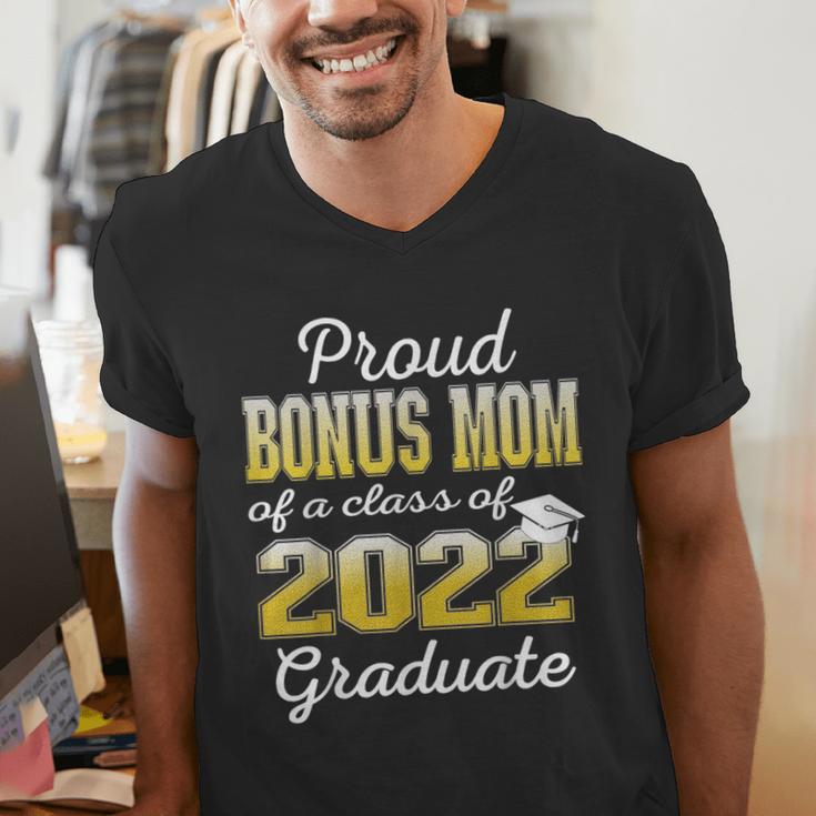 Proud Bonus Mom Of 2022 Graduate Class 2022 Graduation 22 Men's V-Neck T-Shirt
