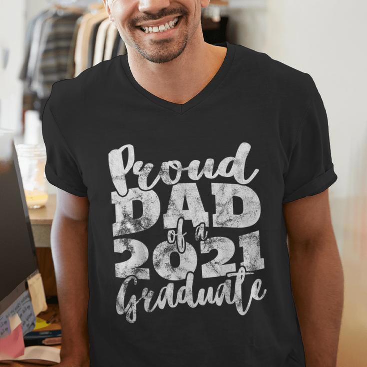 Proud Dad Of a 2021 Graduate Father Senior 21 Graduation Men's V-Neck T-Shirt