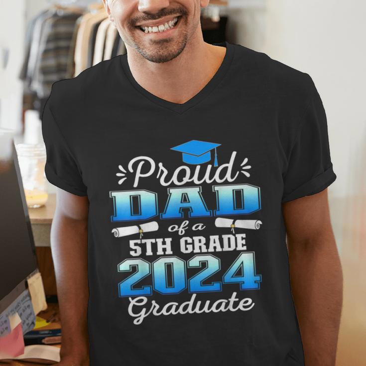 Proud Dad Of 5th Grade Graduate 2024 Elementary Graduation Men's V-Neck T-Shirt