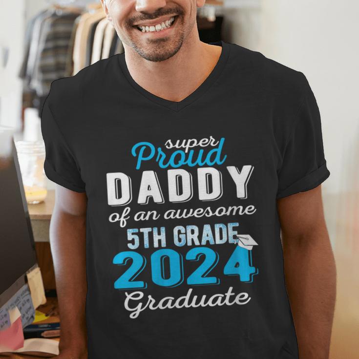 Proud Daddy Of 5th Grade Graduate 2024 Family Graduation Men's V-Neck T-Shirt