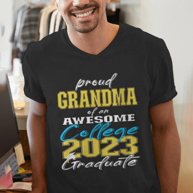 Proud Grandma Of 2023 College Graduate Family 23 Graduation Men's V-Neck T-Shirt