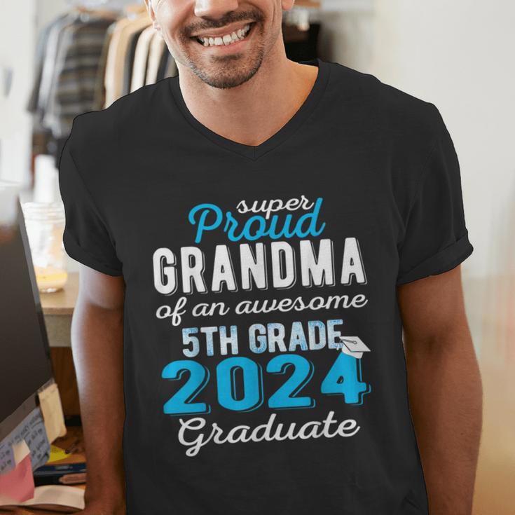 Proud Grandma Of 5th Grade Graduate 2024 Family Graduation Men's V-Neck T-Shirt