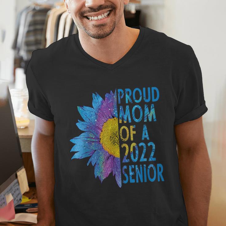 Proud Mom Of a 2022 Senior Shirt Graduation 2022 Women's Men's V-Neck T-Shirt