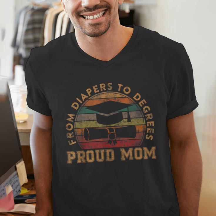 Proud Mom Of a 2023 Graduate Mother Senior Graduation Men's V-Neck T-Shirt
