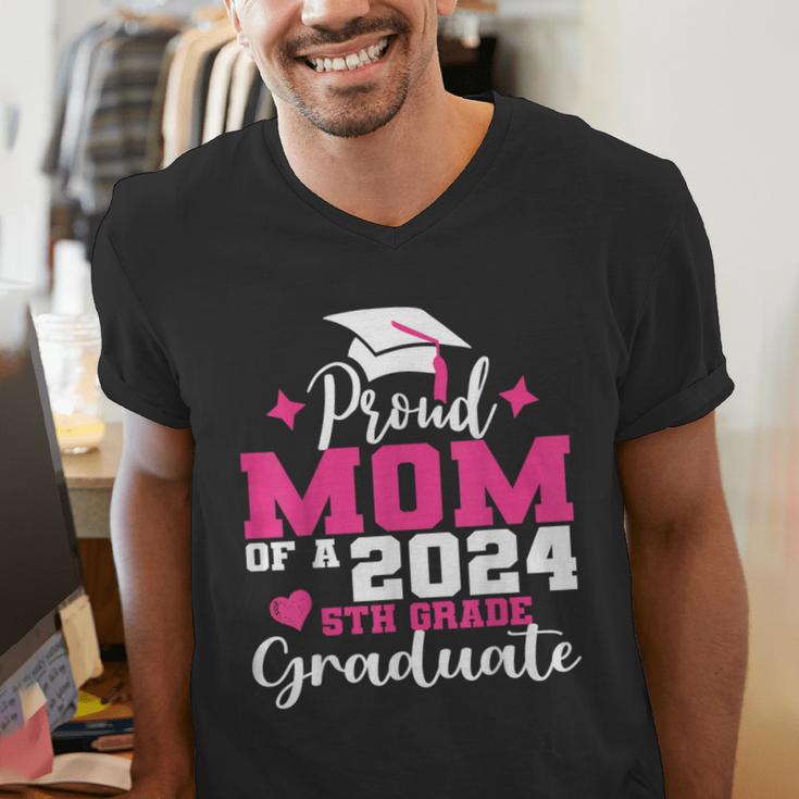 Proud Mom Of 2024 5th Grade Graduate Mother Graduation Men's V-Neck T-Shirt