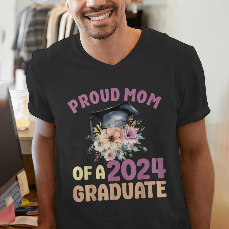 Proud Mom Of a 2024 Graduate Floral Flower Family Graduation Men's V-Neck T-Shirt