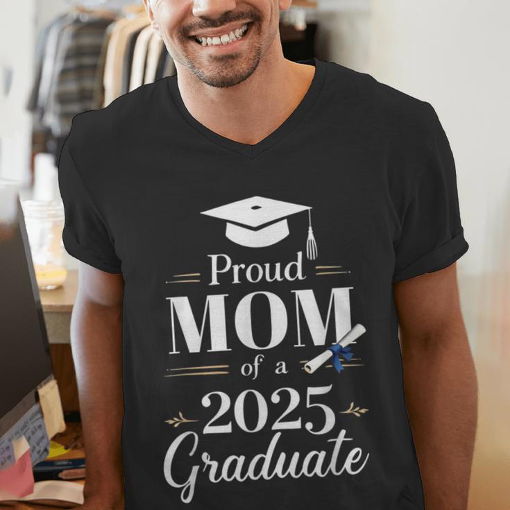 Proud Mom Of a 2025 Graduate Graduation Senior Moms Men's V-Neck T-Shirt