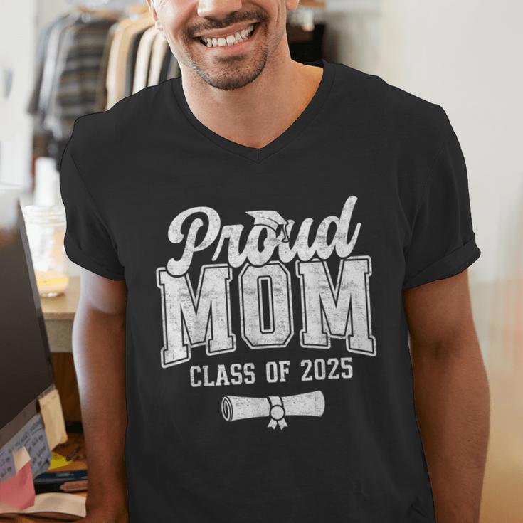 Proud Mom Of 2025 Graduate Senior Mom 25 Graduation Men's V-Neck T-Shirt