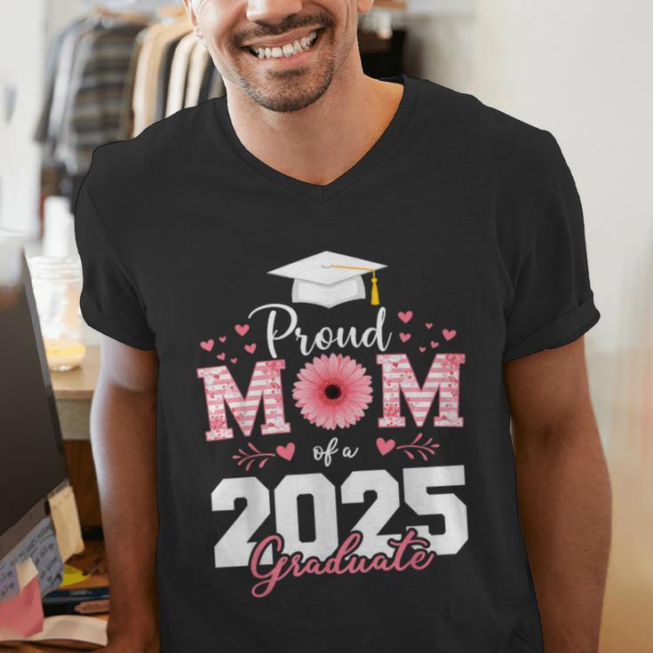 Proud Mom Of a 2025 Graduate Senior Mom Family Graduation Men's V-Neck T-Shirt