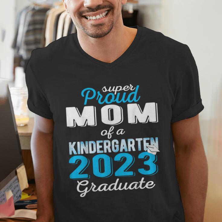 Proud Mom Of Kindergarten Graduate 2023 Graduation Mom Men's V-Neck T-Shirt