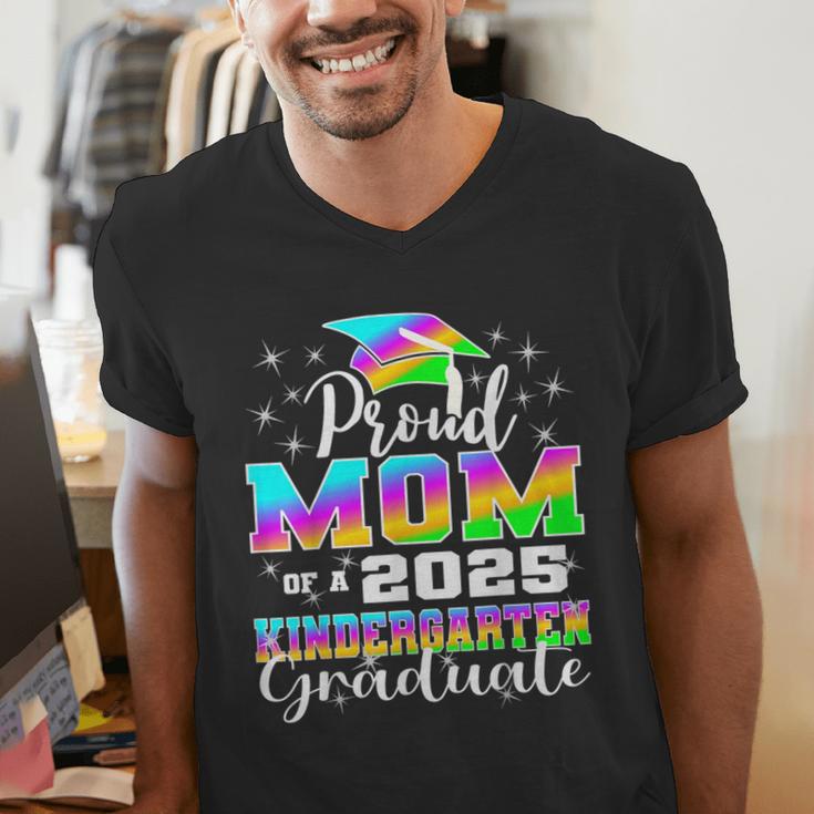 Proud Mom Of Kindergarten Graduate 2025 Graduation Mom Men's V-Neck T-Shirt