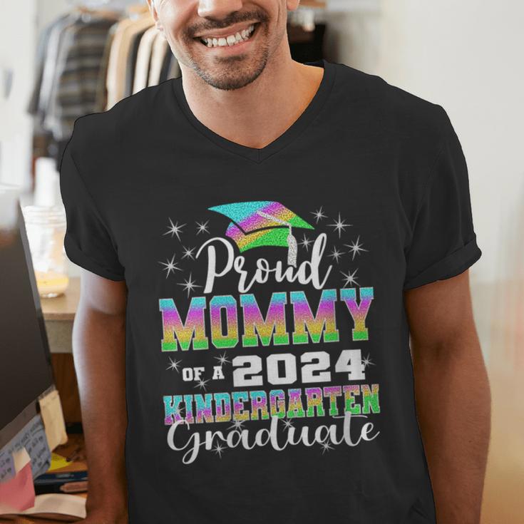 Proud Mommy Of Kindergarten Graduate 2024 Graduation Mommy Men's V-Neck T-Shirt