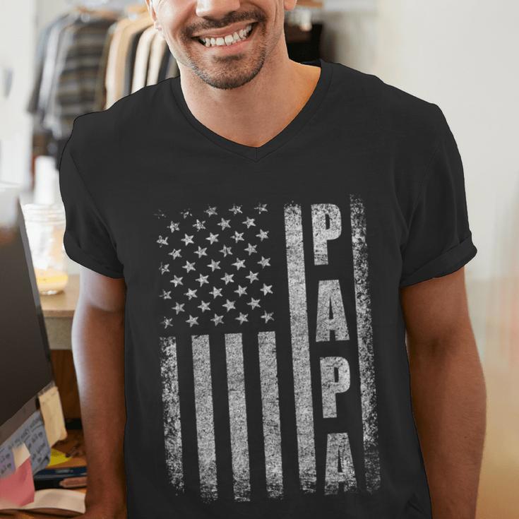 Proud Papa Fathers Day 2025 Dad America USA Flag Men's V-Neck T-Shirt