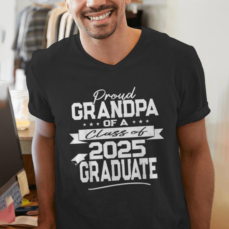 Proud Parent Class Of 2025 Graduate Graduation Ceremony Men's V-Neck T-Shirt