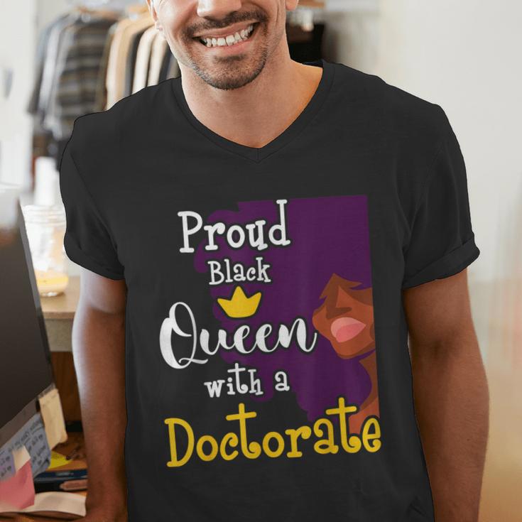 Proud Queen PhD Graduate PhD Graduation Doctorate Men's V-Neck T-Shirt