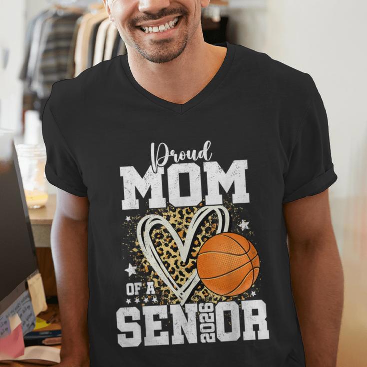 Proud Senior Mom Class Of 2026 Basketball Graduation Leopard Men's V-Neck T-Shirt