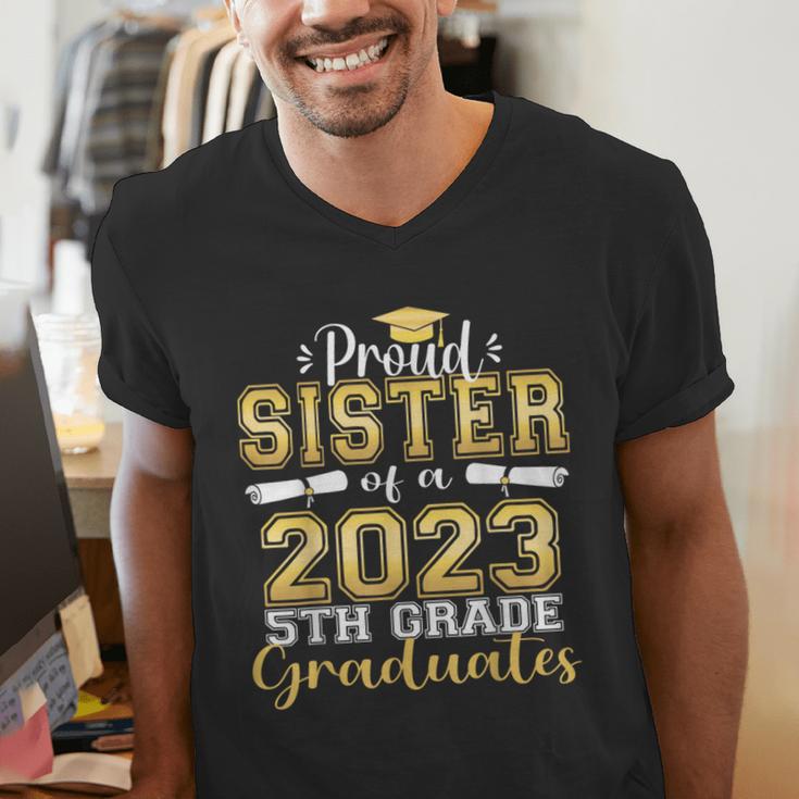 Proud Sister Of 5th Grade Graduate 2023 Family Graduation Men's V-Neck T-Shirt
