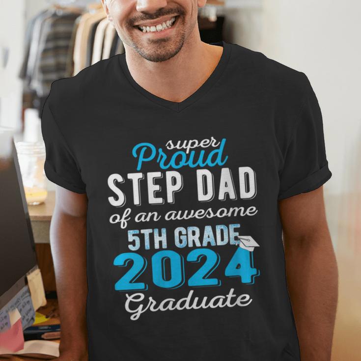 Proud Step Dad Of 5th Grade Graduate 2024 Family Graduation Men's V-Neck T-Shirt