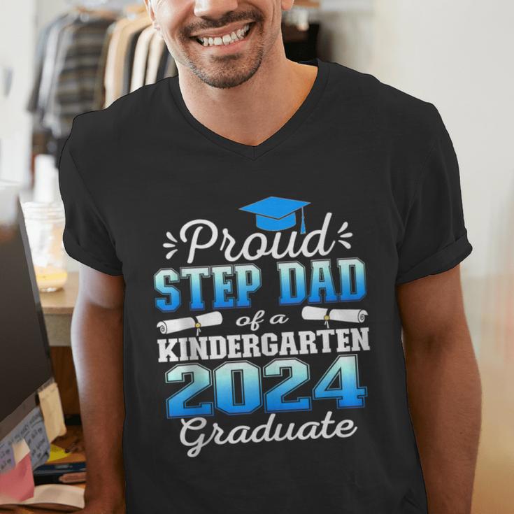Proud Step Dad Of Kindergarten Graduate 2024 Graduation Step Men's V-Neck T-Shirt