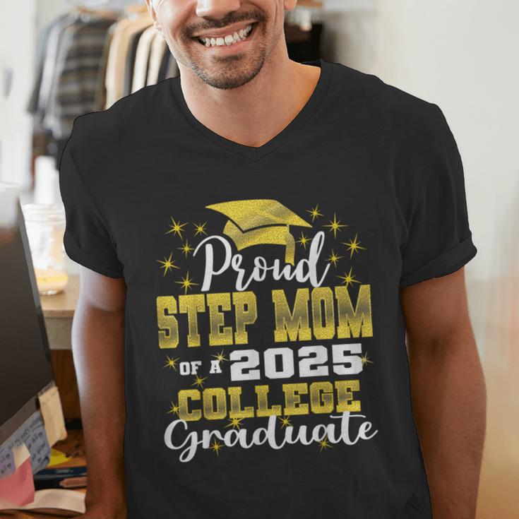 Proud Step Mom Of 2025 College Graduate Family 24 Graduation Men's V-Neck T-Shirt