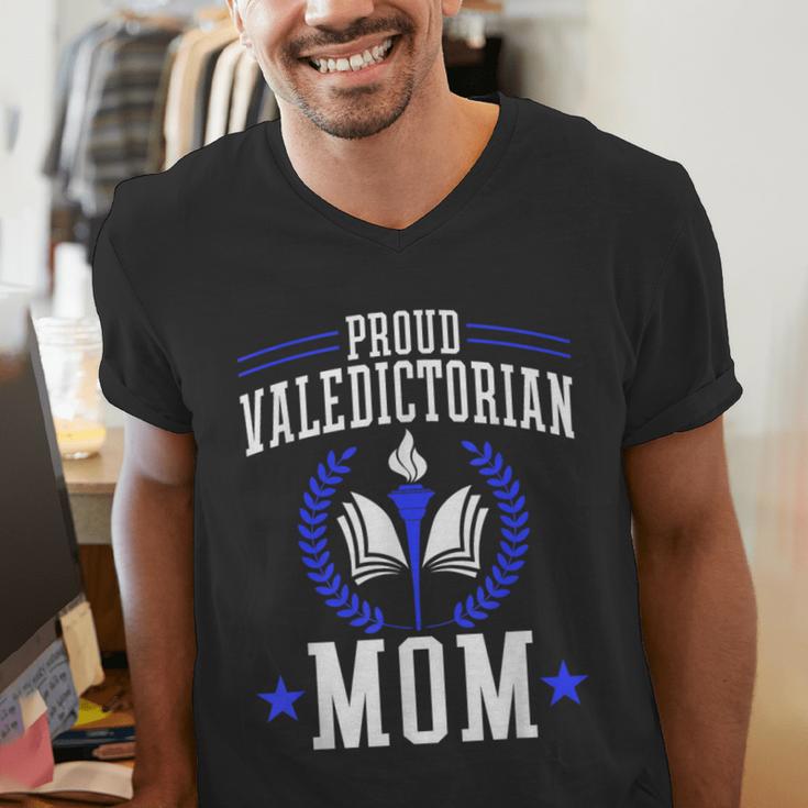 Proud Valedictorian Mom Graduation Grad Mom Class Of 2025 Men's V-Neck T-Shirt