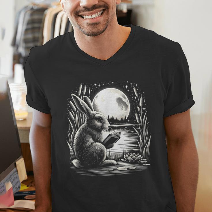Rabbit Reading Book Full Moon Lake Scenery Men's V-Neck T-Shirt
