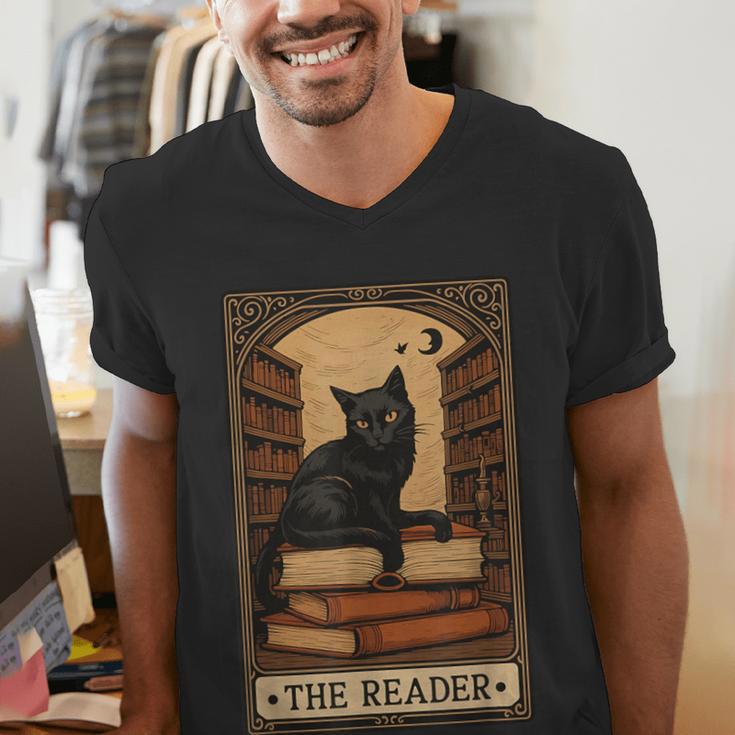The Reader Cat Book Reading Halloween Tarot Card Men's V-Neck T-Shirt