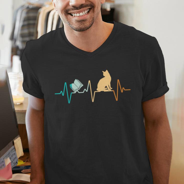 Reading Cat Heartbeat Book & Cat Lover Men's V-Neck T-Shirt