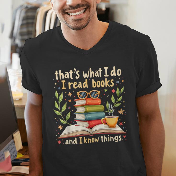 Reading That's What I Do I Read Books And I Know Things Men's V-Neck T-Shirt