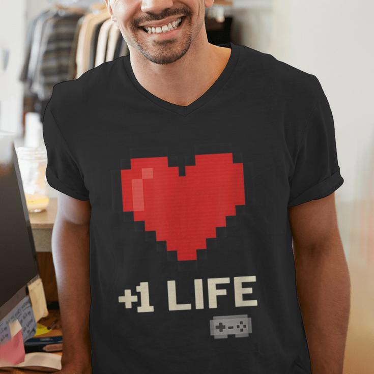 Retro Gamer 1 Life Pixel Heart – 8-Bit Gaming Nostalgia Men's V-Neck T-Shirt