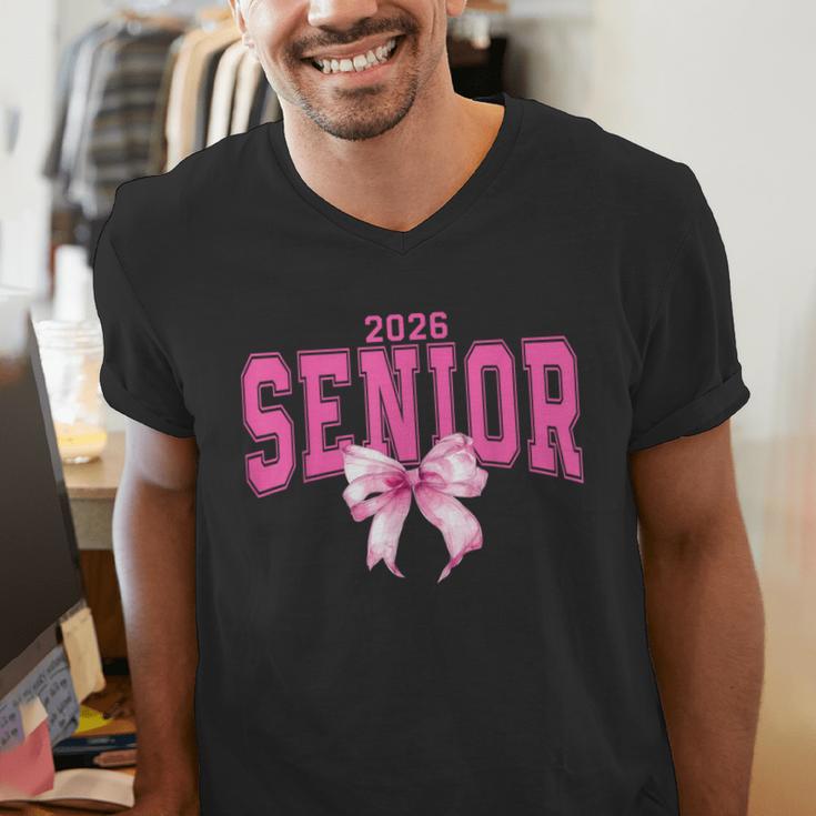 Retro Senior 2026 Class Of 2026 Coquette Pink Bow Graduation Men's V-Neck T-Shirt