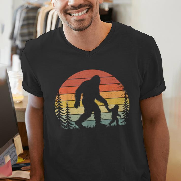Retro Vintage Bigfoot Dad Fathers Day Father Son Matching Men's V-Neck T-Shirt
