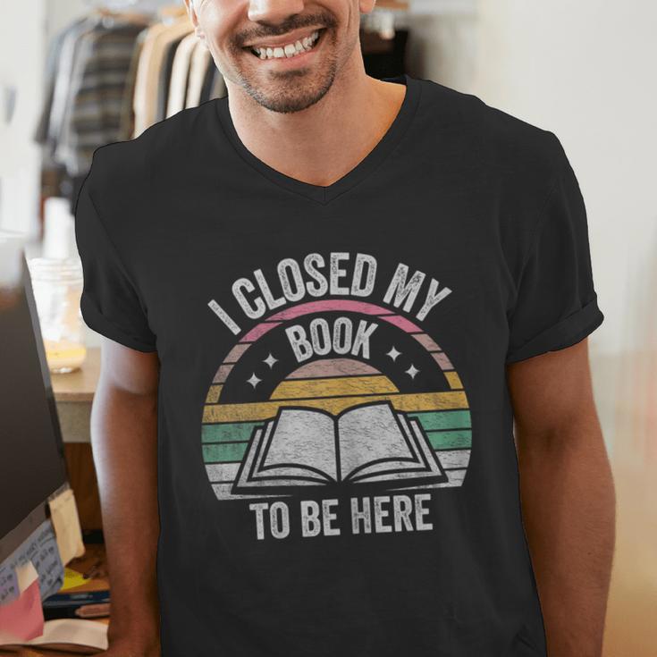 Retro Vintage I Closed My Book To Be Here Book Lover Reading Men's V-Neck T-Shirt Retro Vintage I Closed My Book To Be Here Book Lover Reading Men's V-Neck T-Shirt