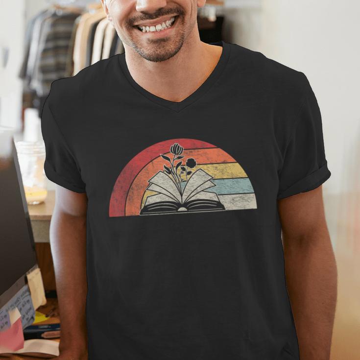 Retro Vintage Wildflowers Book Shirt Book Lover Men's V-Neck T-Shirt