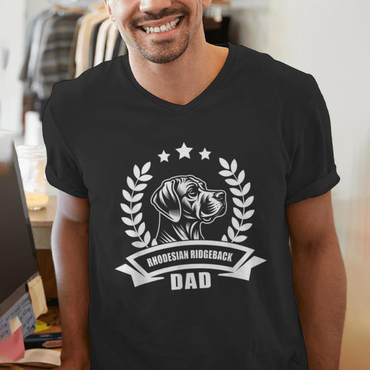 Rhodesian Ridgeback Dad With Banner And Ear Wreath Men's V-Neck T-Shirt