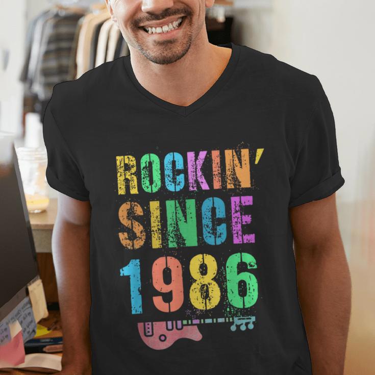 Rockin' Since 1986 Vintage Rockstar 40th Birthday Mom Dad 40 Men's V-Neck T-Shirt