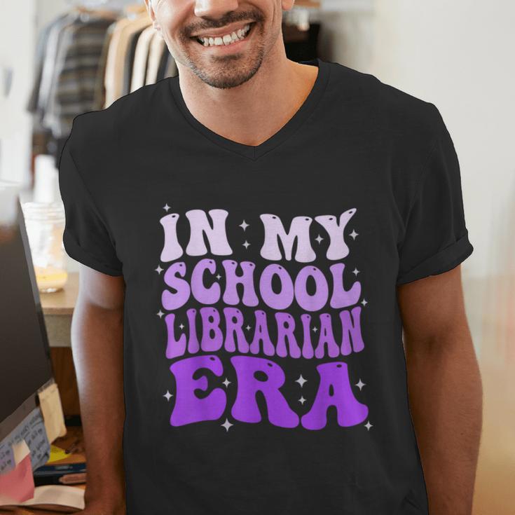 In My School Librarian Era Groovy Back To School Book Lover Men's V-Neck T-Shirt