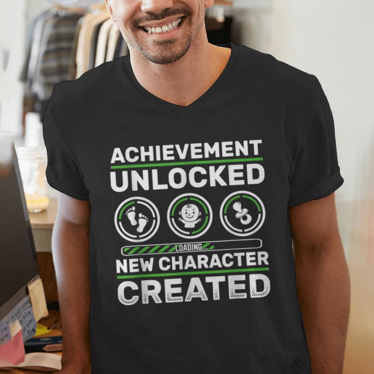 Schwangerschaft Verknden Geschenk Zocker New Character Created Pregnancy Announcement Dad Gamer Men's V-Neck T-Shirt