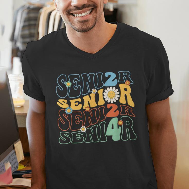 Senior 2024 Groovy Retro Class Of 2024 Graduation Senior 24 Men's V-Neck T-Shirt